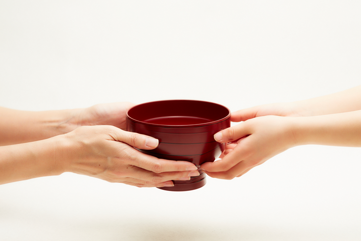 ＜いのちのだしの誕生＞未来の子どもたちに想いを託し、食を通して、いのちの大切さと本物の味を｢つたえ、つないで｣行きたい。ご家族皆様が美味しいと笑顔で言って下さる日に出会えるように弊社のプライドをかけて｢いのちのだし｣開発に取り組みはじめました。しかし単純に鰹節と昆布をパック入れて煮出しても全然納得ができません、完璧を求め失敗を繰り返す日々が始まりました。｢旨味｣と｢香り｣を損なわずに再現できる方法は無いものかと長年の料理人経験で学んだ知識を駆使し、試行錯誤の末 独自の製法【冷煎製法】を編み出し｢いのちのだし｣を誕生させることができたのです。
