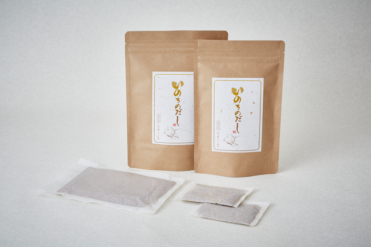 ＜いのちのだしのこだわり＞日本古来のだしは鰹節と昆布のみで作るバランスの取れた純粋な液体で、無味でありながら心地よい豊かな鰹節の香りと昆布の奥深い旨味が出汁の　命　どちらが欠けても意味を成しません。｢いのちのだし｣は鰹節( 九州枕崎産) を使い豊かな【香り】と奥深い【旨味】を持った昆布( 北海道産) を使用しています。塩分不使用、化学調味料、食品添化物等は一切使わずに、職人さんが手間を掛け丁寧に仕上げました。現在では産婦人科クリニックの院長先生からも高評価をいただき、患者様のお食事にお使いいただいております。身体に優しい｢いのちのだし｣はご家族皆様のお食事は勿論、妊婦さん、赤ちゃんの離乳食に至る迄安心してお使いいただけます。中やひち八｢いのちのだし｣を是非ご賞味下さい。